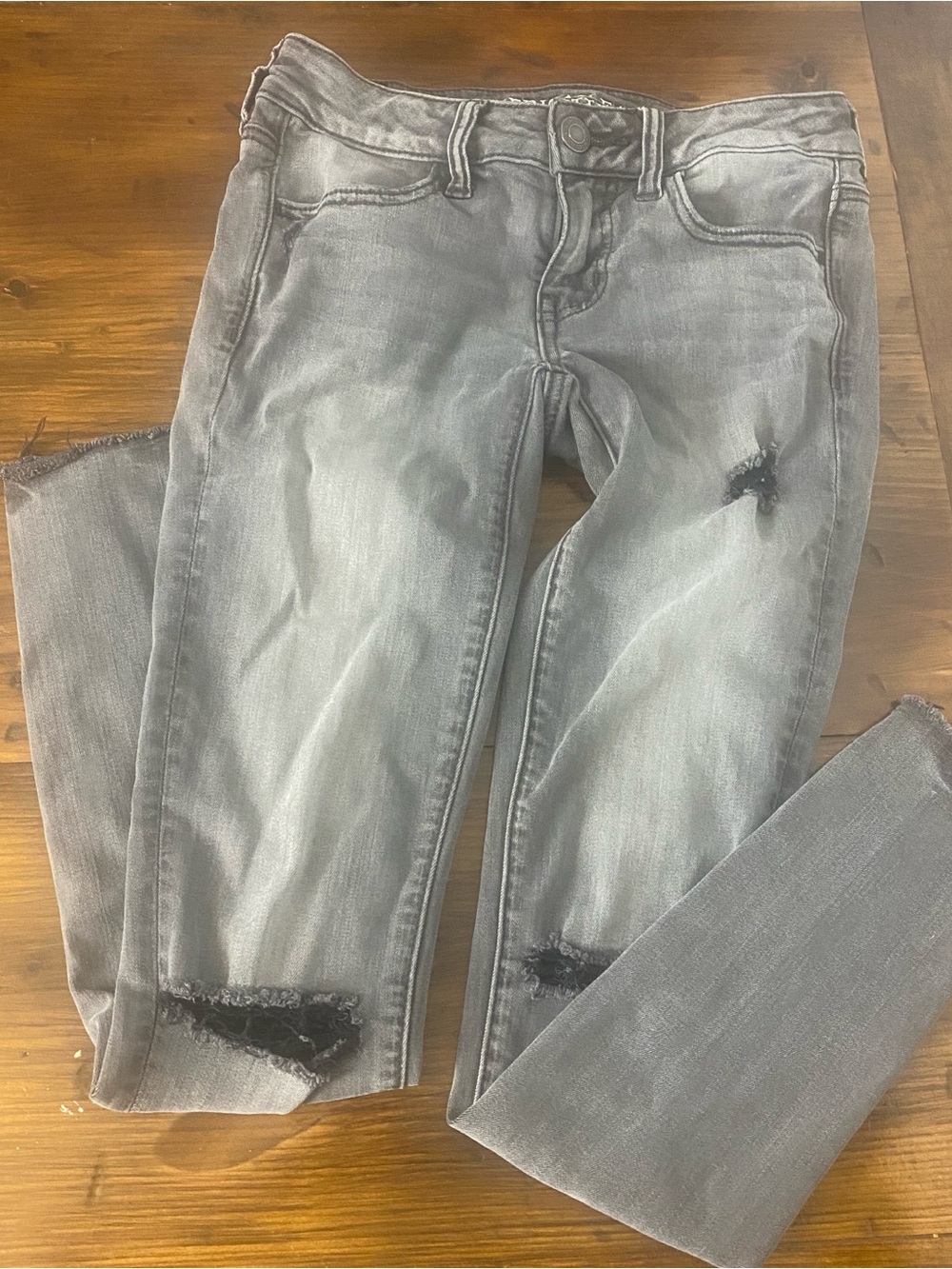 American Eagle Women's Size 2 Distressed Gray Superlow Jeggings Stretch SKU E101